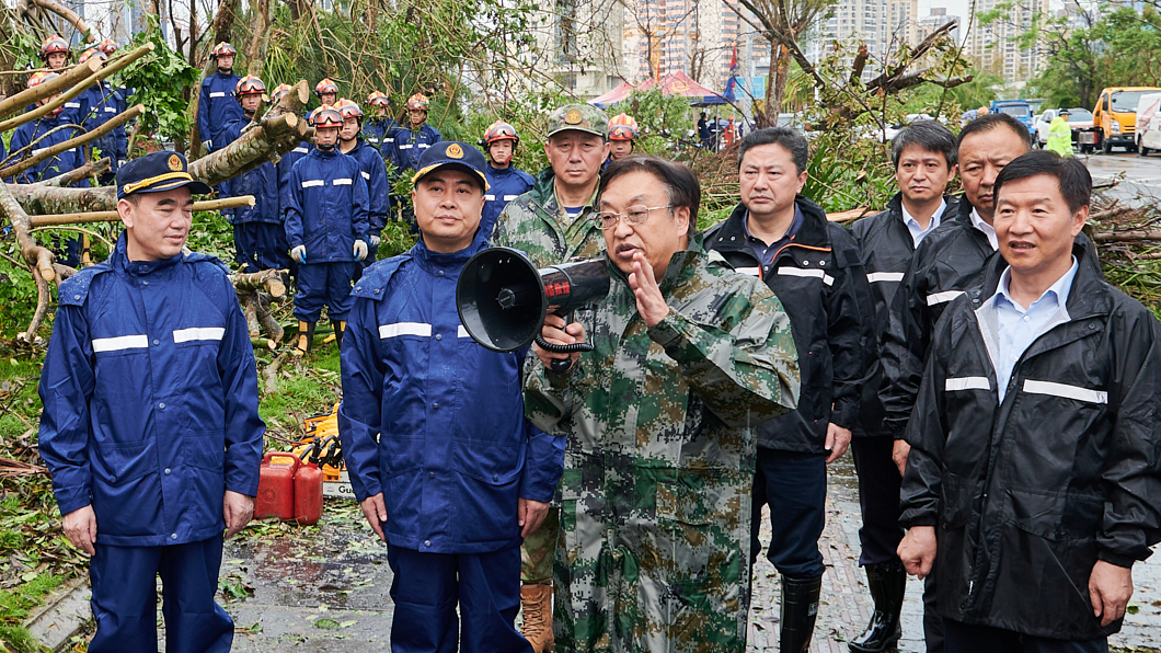 冯飞刘小明看望慰问支援海南抢险救灾和灾后恢复重建的部队官兵和救援人员